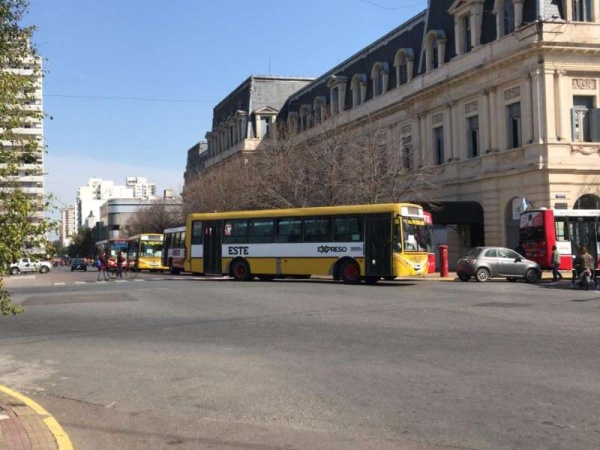 Ya fue todo: Colectivos en La Plata circulan a contramano en 6 y 50