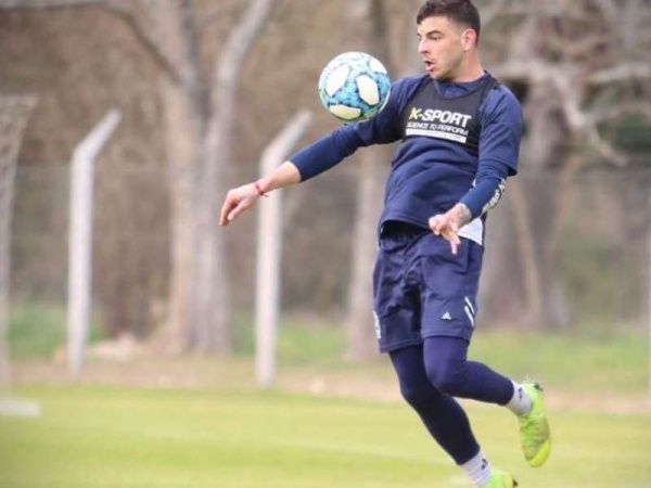 Un futbolista de Gimnasia dilata su respuesta y temen que se vaya libre