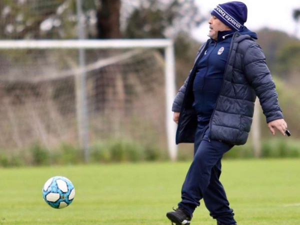 Maradona apareció por el entrenamiento de Gimnasia