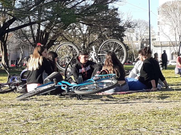 La Plata, cerca del colapso sanitario pero con bares y restaurantes abiertos, y gente sin barbijo