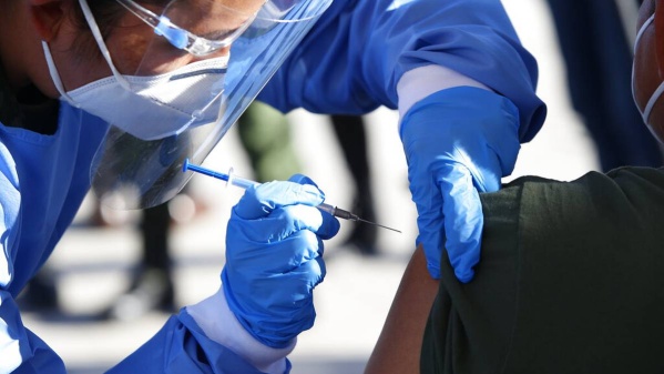 Empleados de un acilo recibieron accidentalmente cinco dosis de la vacuna contra el coronavirus