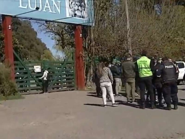Discusión y empujones en la clausura total del Zoo de Luján