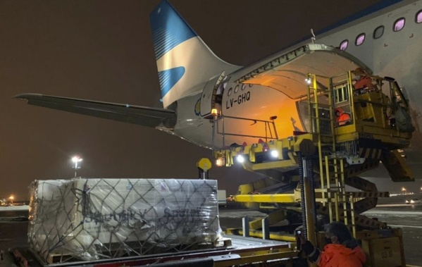 El avión que traerá las nuevas dosis de la Sputnik V ya vuela hacia Argentina