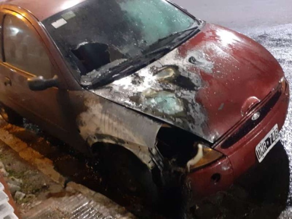 Quemaron un auto frente a la cancha de Estudiantes de La Plata y ya investigan si fue una venganza