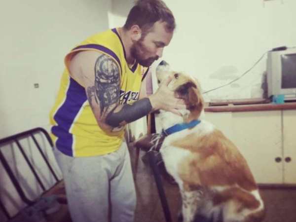 Hermoso reencuentro entre el platense robado en 19 y 64 y su perro: &quot;No sabés cómo lloraba; tardé una hora corriéndolo&quot;