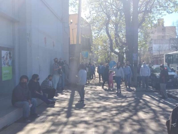 Largas filas y poca distancia social en varios bancos de La Plata: también se quejan de que no cumplen los turnos