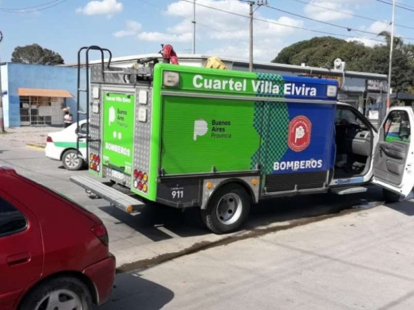 Falleció un hombre que quiso pasar a otro auto en Avenida 7 e impactó contra un poste