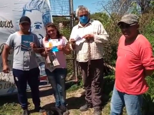 Fuerte denuncia contra Garro en Los Hornos y una original protesta: se encadenaron con la Constitución Nacional