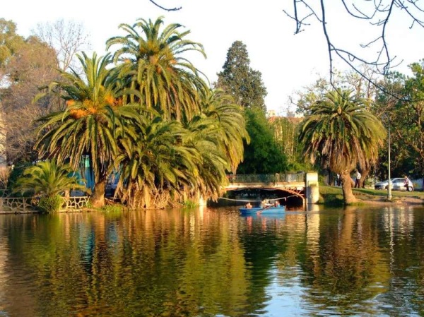 Un nene casi se ahoga en el lago del bosque platense: lo salvaron dos polic&iacute;as