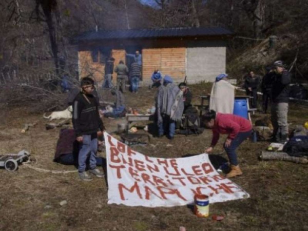 Mapuches ocuparon violentamente un campo en Río Negro y los dueños quedaron &quot;secuestrados&quot;