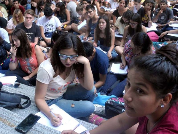Carta Abierta de estudiantes de la UNLP desesperados por no poder graduarse: &quot;Estamos agotados por las dilataciones; hay nula comunicación&quot;