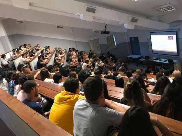 Acusaron a alumnos de la UNLP de sabotear un examen, amenazaron con bochar a todos y estalló el escándalo en Medicina
