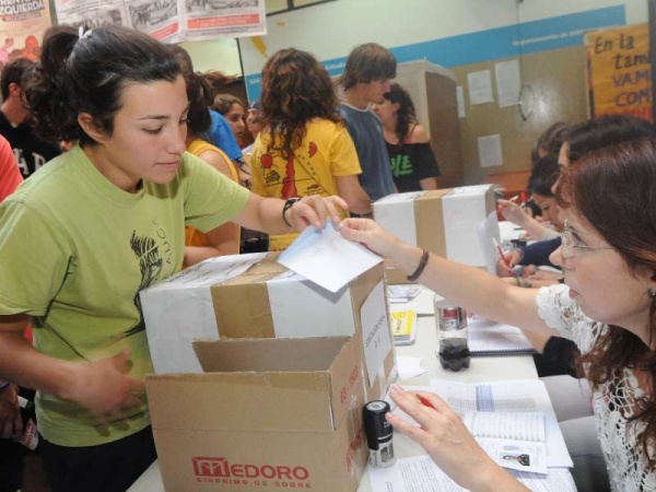 UNLP: 45 alumnos decidieron que 110.000 no puedan votar sus Centros de Estudiantes