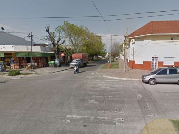 Fueron a robar a Los Hornos pero un padre e hijo los sorprendieron