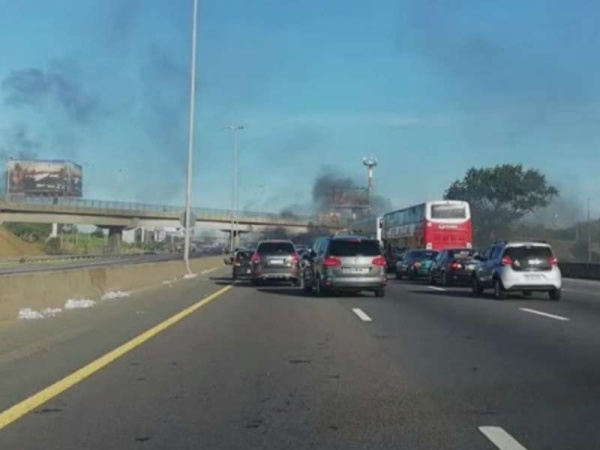 Continúa el corte en la bajada de la Autopista Buenos Aires-La Plata