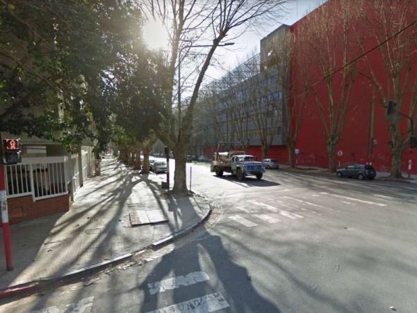 Robaron frente al estadio de Estudiantes de La Plata y un menor fue demorado