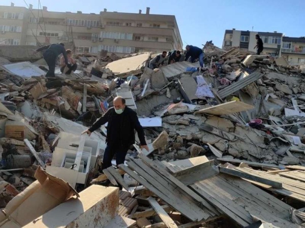 Un terrible sismo sacudió a Turquía: hay varios fallecidos, desaparecidos y edificios derrumbados