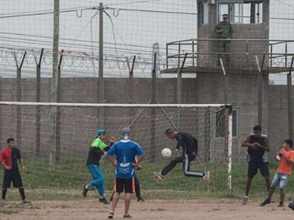 Jugaban un picadito de fútbol y un preso de La Plata sorprendió a todos: trepó el alambrado y se escapó