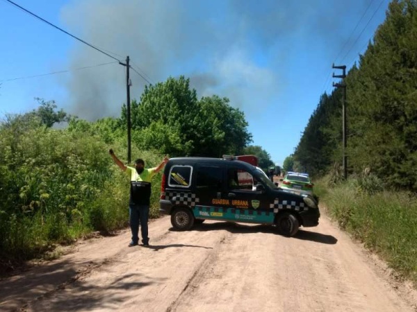 Se prendió fuego una fábrica en Olmos y el humo negro se vio desde varios puntos de La Plata