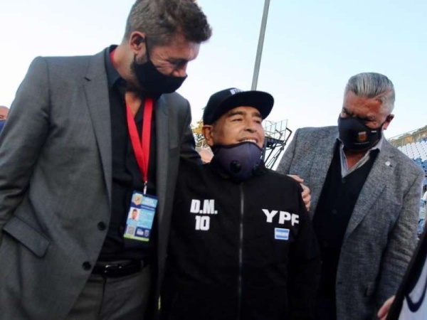 Maradona seguirá internado por varios días 