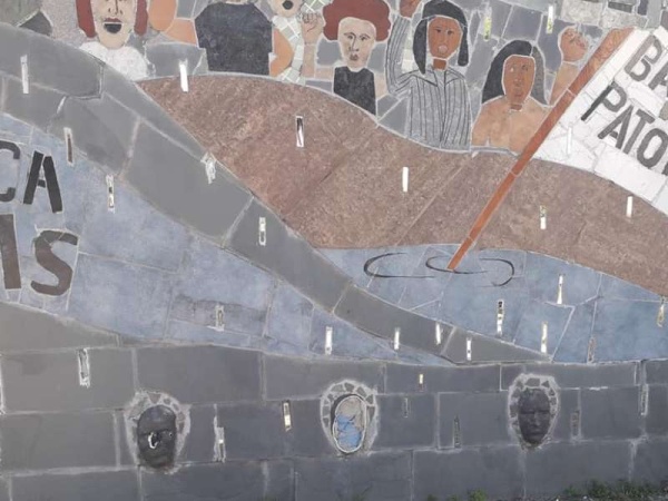 Destrozaron salvajemente un mural que homenajeaba a los muertos de la inundación del 2013 de La Plata