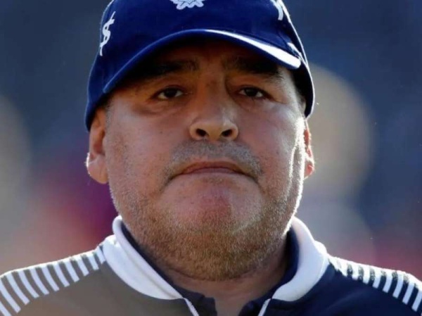 Maradona pasó muy bien la noche y hasta bromeó con el entorno que lo acompaña: todos los detalles