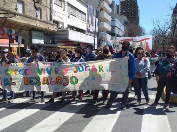 Mujeres de la toma de Guernica marcharán en La Plata y comenzaron una colecta solidaria de ropa y alimentos