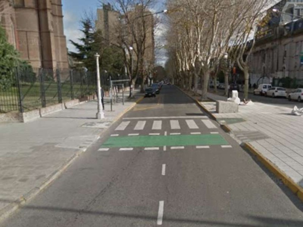 Encontraron un valija en Plaza Moreno y buscan a su dueño