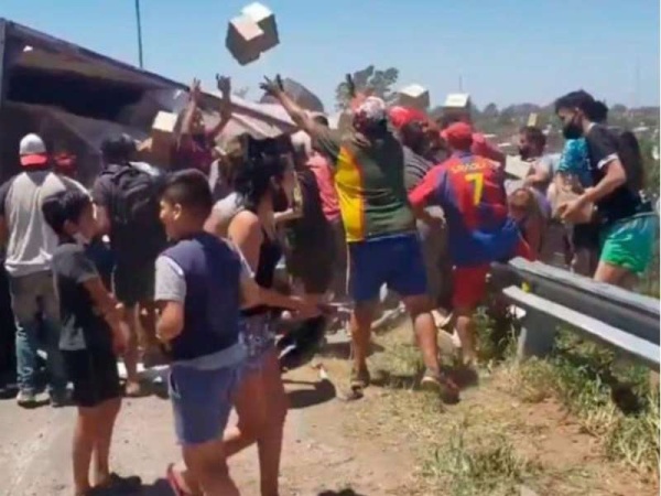 Saquearon un camión con golosinas que volcó en Córdoba