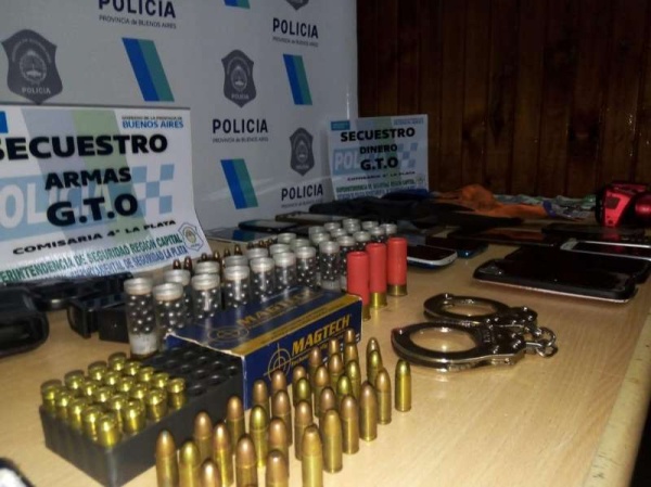 Allanamiento por la fuga cinematográfica en el Arroyo El Gato: municiones, guantes, chalecos antibalas y hasta escudos de la fuerza