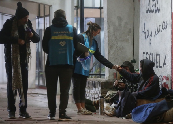 "Operativo frío", la iniciativa municipal platense para las personas en situación de calle