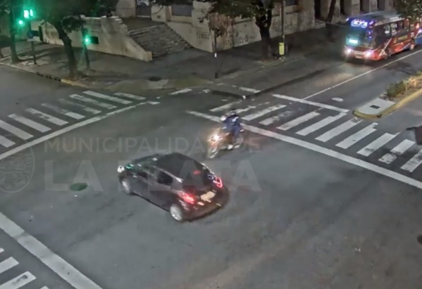Dos personas derraparon en 7 y 49: cruzaron en rojo, chocaron y quedaron tendidas en el asfalto