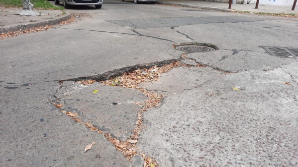 En 15 y 65 hay un pozo tan profundo que se llena de hojas y los vecinos ya no saben qué hacer