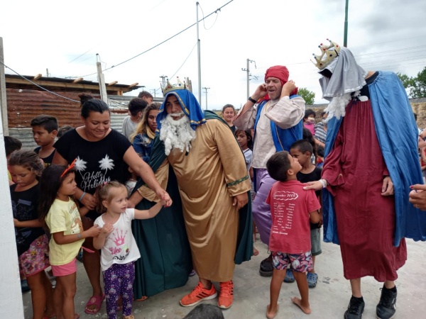 Los Reyes Magos recorrieron comedores de La Plata y repartieron regalos