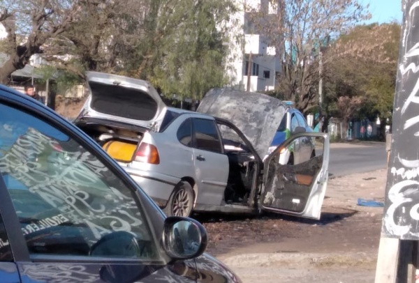 Un auto incendiado en Los Hornos puso a los vecinos en alerta
