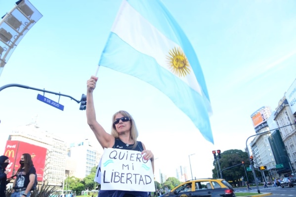 Hubo protestas en el Obelisco contra las nuevas medidas