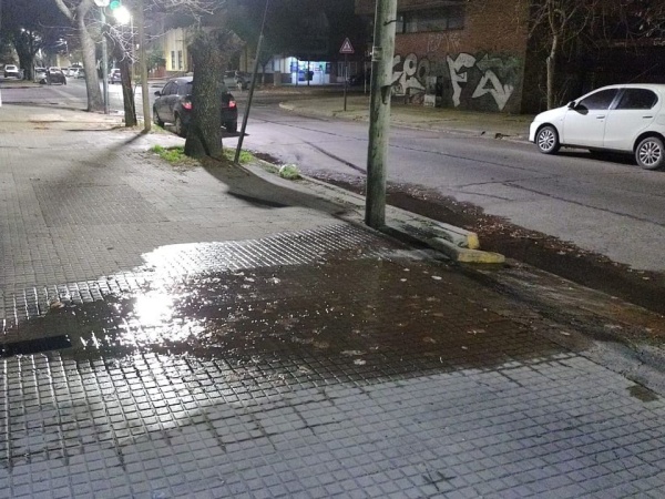 Vecinos de 9 y 38 reclaman que la vereda está inundada