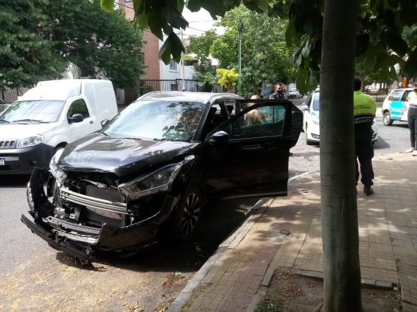Una mujer con dos bebés sufrió un impactante choque en La Plata