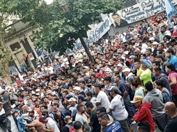 La UOCRA La Plata volvió por un día a su sede original y se llenó la avenida 44