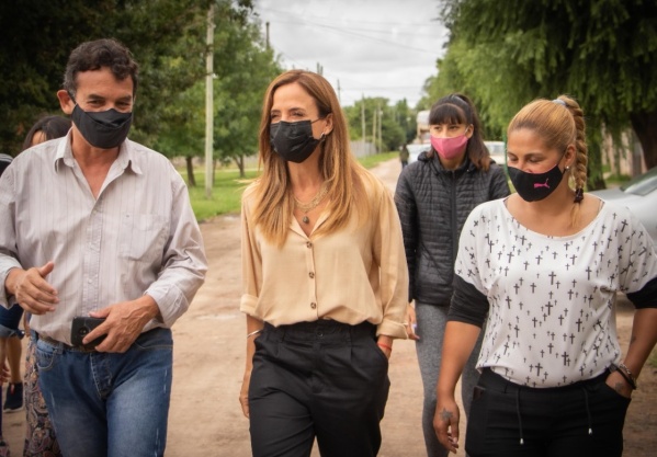 Tolosa Paz recorrió comedores de Etcheverry junto a los vecinos que reclaman alumbrado público y acceso al agua
