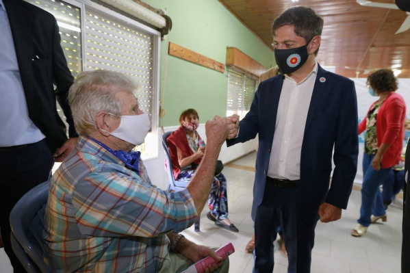 Kicillof visitó en Magdalena un centro de vacunación: "Argentina está por llegar a las 10 millones de vacunas adquiridas"
