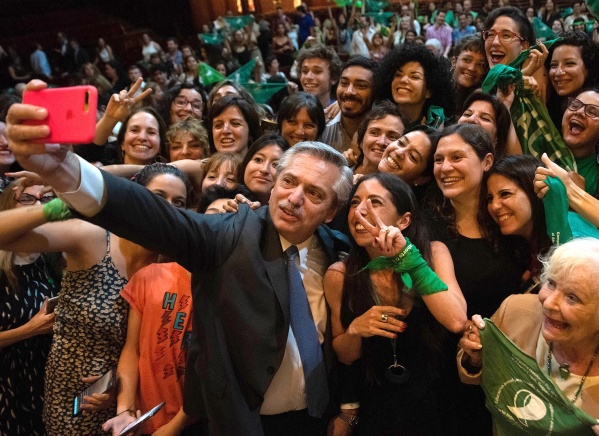 Alberto Fernández tras aprobarse el aborto legal: "Hoy somos una sociedad mejor que amplía derechos a las mujeres"