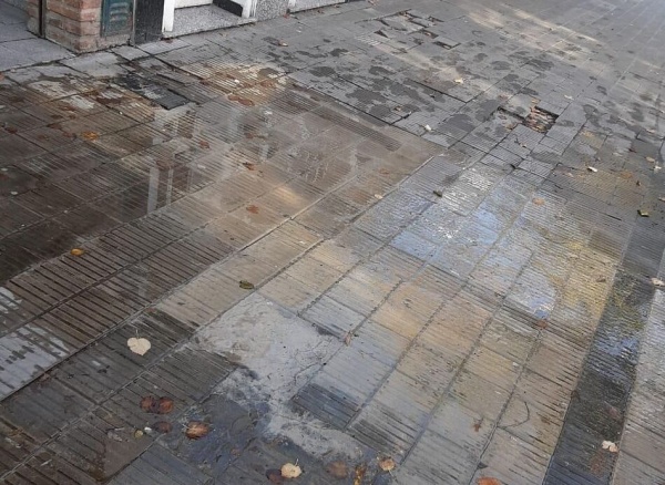 En Los Hornos tienen poca agua en las casas pero inundadas las veredas