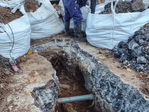 Obras de ABSA para arreglar una aver&iacute;a en el servicio que afectaba a tres cuadras de La Plata