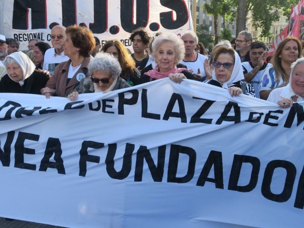 Las madres y Abuelas de Plaza de Mayo recibirán el premio Juana Azurduy