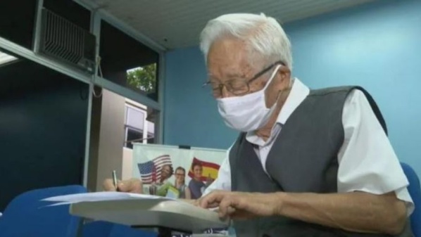A los 82 años empezó a estudiar Medicina para atender "gratis" a sus pacientes