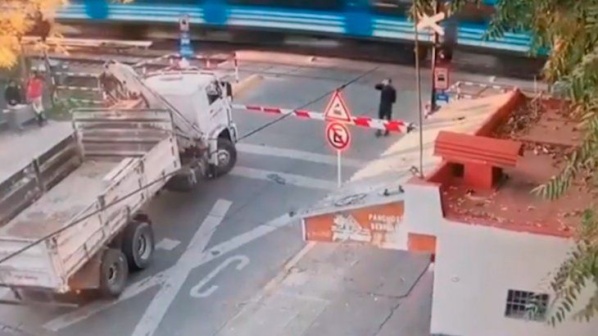 Ven&iacute;a escuchando m&uacute;sica, cruz&oacute; con la barrera baja y muri&oacute; atropellado por un tren en la estaci&oacute;n Floresta