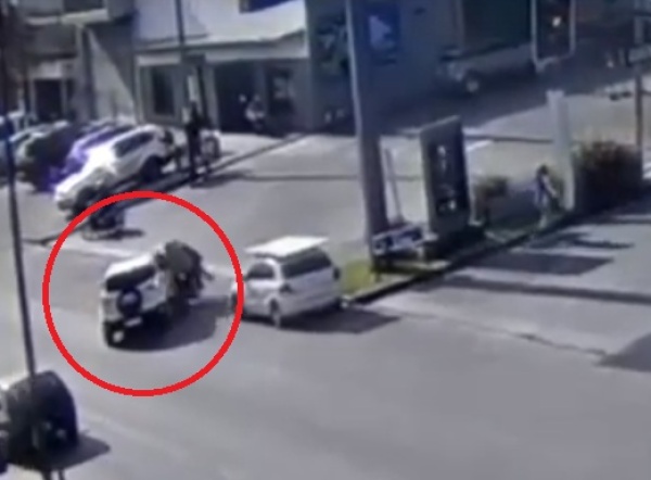 Iba en moto y se "trag&oacute;" una camioneta en 19 y 72