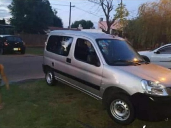 Le robaron la camioneta mientras repartía mercadería en una verdulería de La Plata y da recompensa por recuperarla