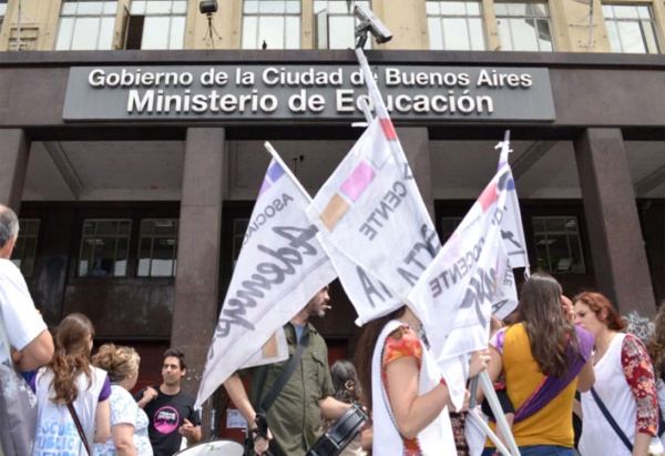 Murió un docente porteño por COVID-19 y un gremio ya lanzó un paro para este lunes
